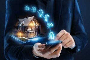Main tenant un smartphone contrôlant une maison intelligente avec hologramme et icônes lumineux