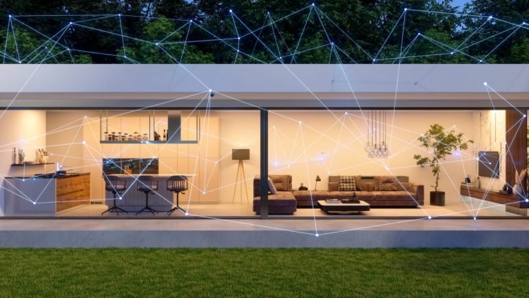Maison moderne connectée avec réseau domotique illustré par des lignes lumineuses